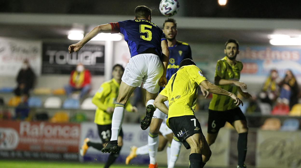 Garrido adelantó al Cádiz CF con este cabezazo.