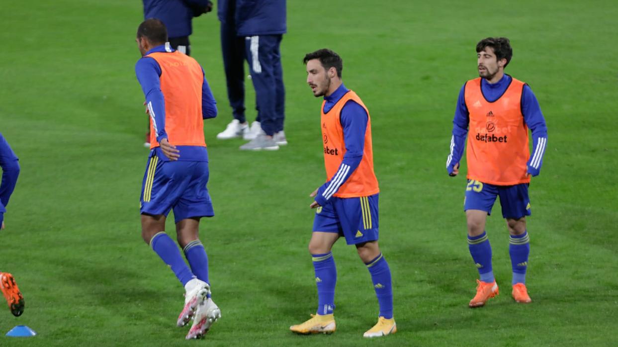 Los jugadores del Cádiz calentando.