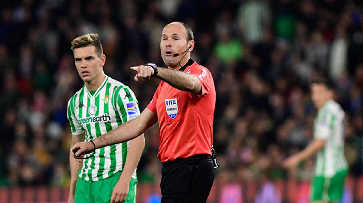 Mateu Lahoz en un partido del Betis