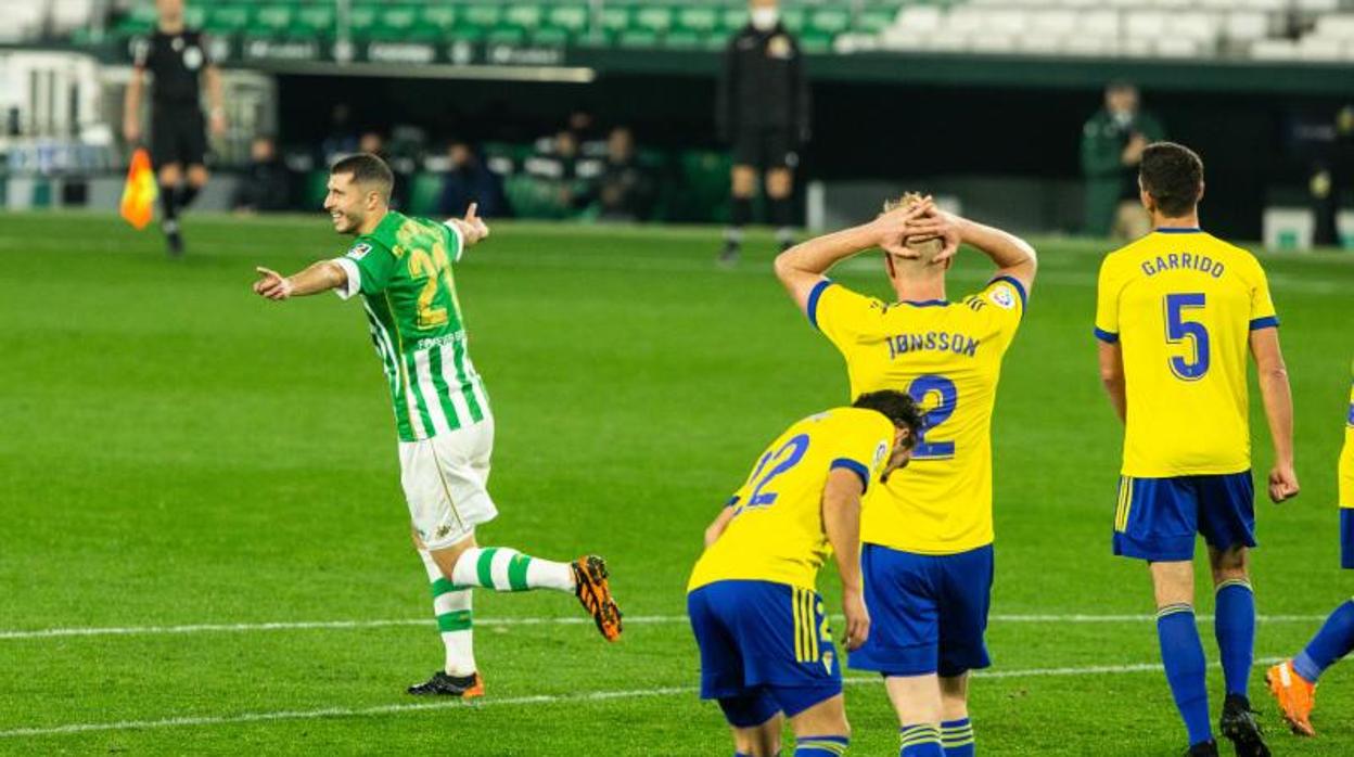 Jonsson, Garrido y Espino se lamentan tras el gol encajado ante el Betis