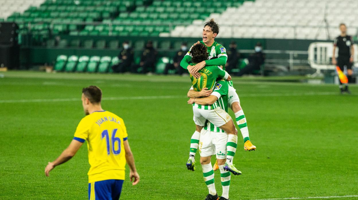 Juan Cala ante los jugadores béticos celebrando el gol en el Villamarín.