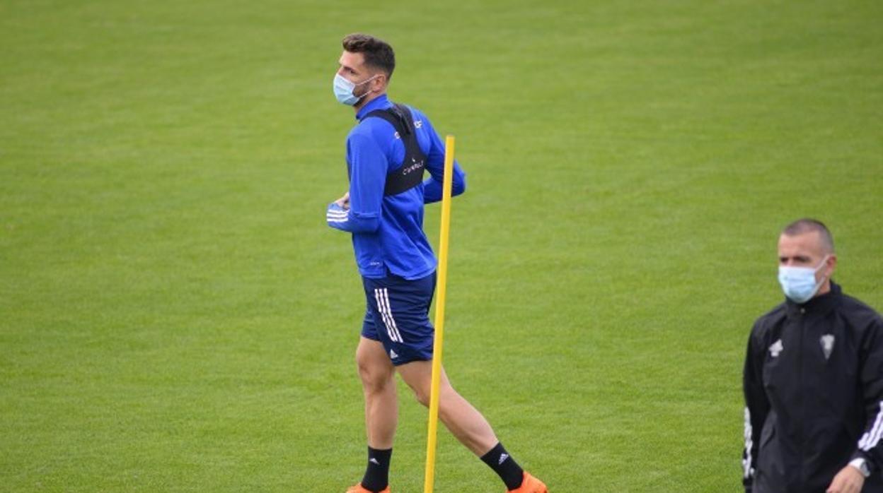 Pedro Alcalá entrena con mascarilla en la sesión de este lunes en El Rosal.