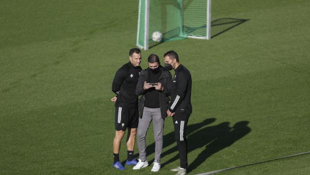 Enrique, jefe de una terna con voz