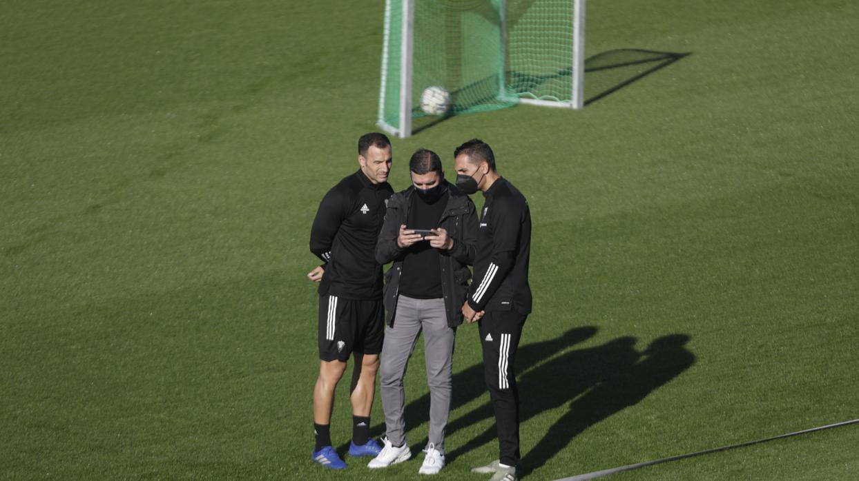 Enrique, en el centro y junto a Servando y Perera, durante un entrenamiento en El Rosal