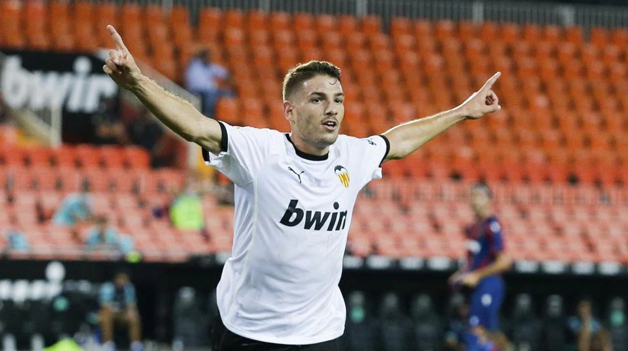 Manu Vallejo celebra un gol con el Valencia