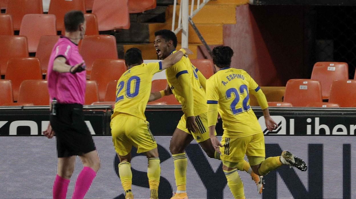 Choco Lozano celebra el gol en Mestalla junto a Espino e Iza.