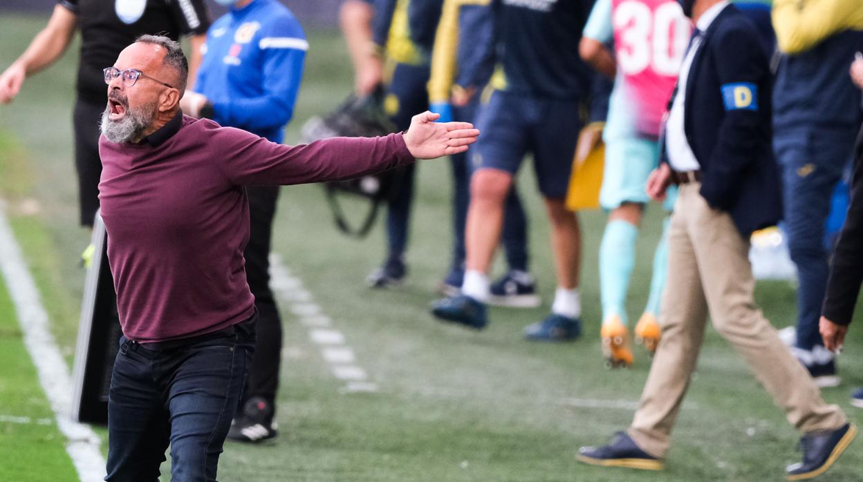 Álvaro Cervera dirige al equipo cadista ante el Villarreal.