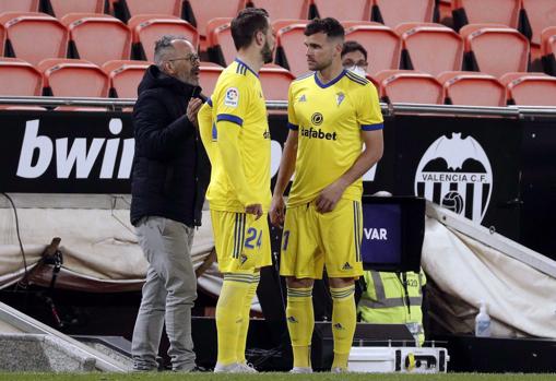 Cervera dialoga con Malbasic y Alvaro Giménez en Mestalla.