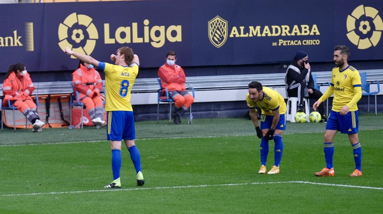 Álex Fernández celebra el 1-0 en presencia de Iza y Perea.