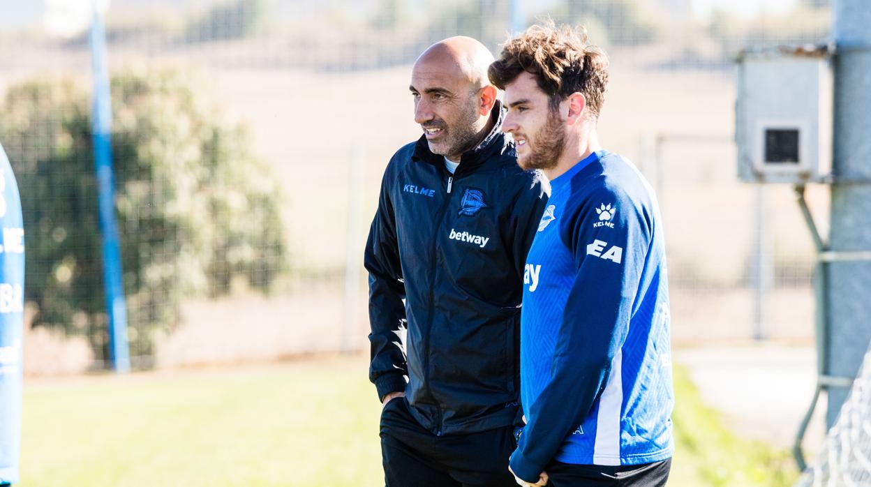 Ibai Gómez y Abelardo en un entrenamiento del Alavés en 2018.