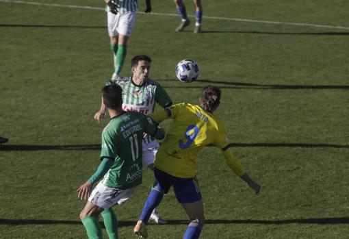 Manuel Nieto durante el Cádiz B - Atlético Sanluqueño.