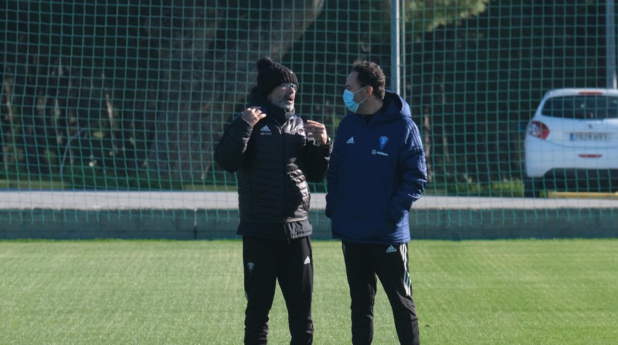 Cervera habla con un ayudante en un entrenamiento.