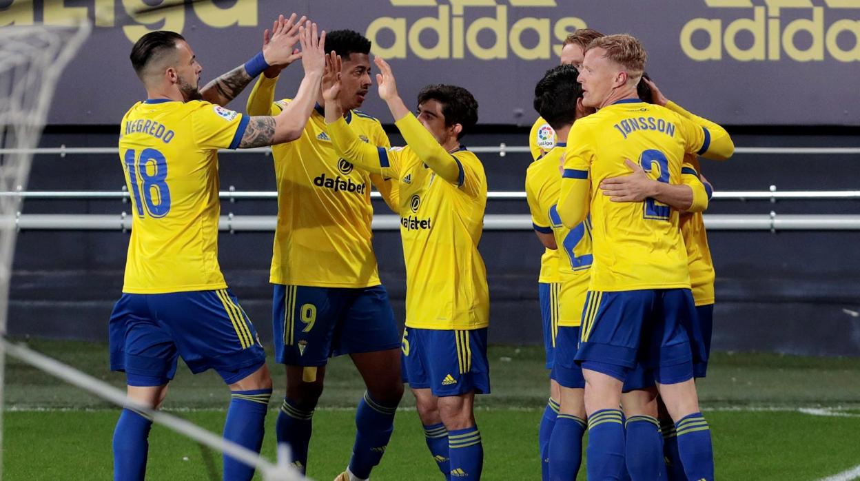 Los jugadores del Cádiz celebrando un gol.