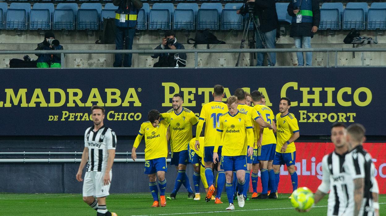 Los jugadores del Cádiz CF celebran el gol de Perea ante el Levante.