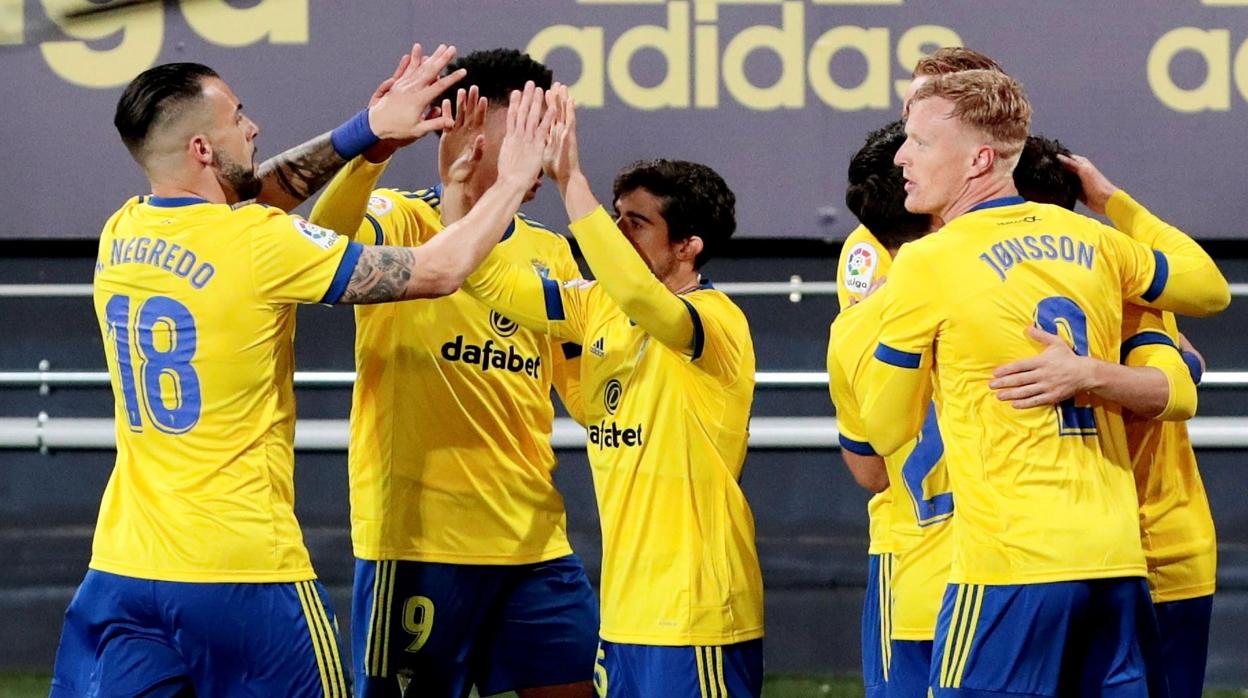 Los jugadores del Cádiz CF celebran un gol ante el Levante.