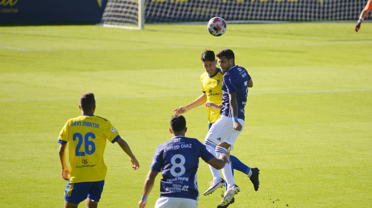 Javi Martín con el dorsal 26 en su espalda en la cita liguera ante el Marino en El Rosal.