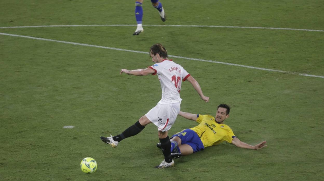 El Sevilla FC ganó 1-3 al Cádiz CF en la primera vuelta.