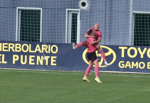 Biabiany celebra su gol al Cádiz B.