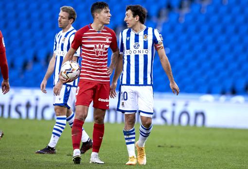 Nehuén Pérez con Oyarzabal en el Real Sociedad-Granada