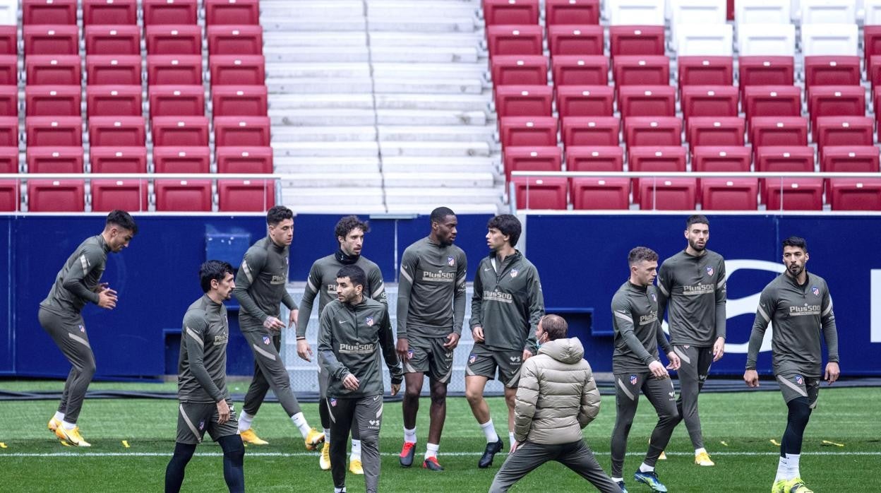 Los jugadores del Atlético de Madrid ejercitándose para preparar el partido contra el Cádiz.