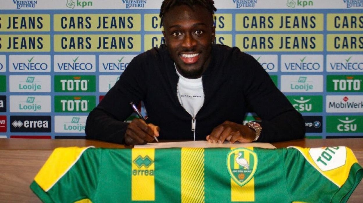 Bobby Adekanye en su presentación como jugador del ADO Den Haag de La Haya.