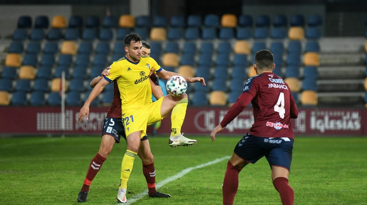 álvaro gímenez controla un balón ante el pontevedra.