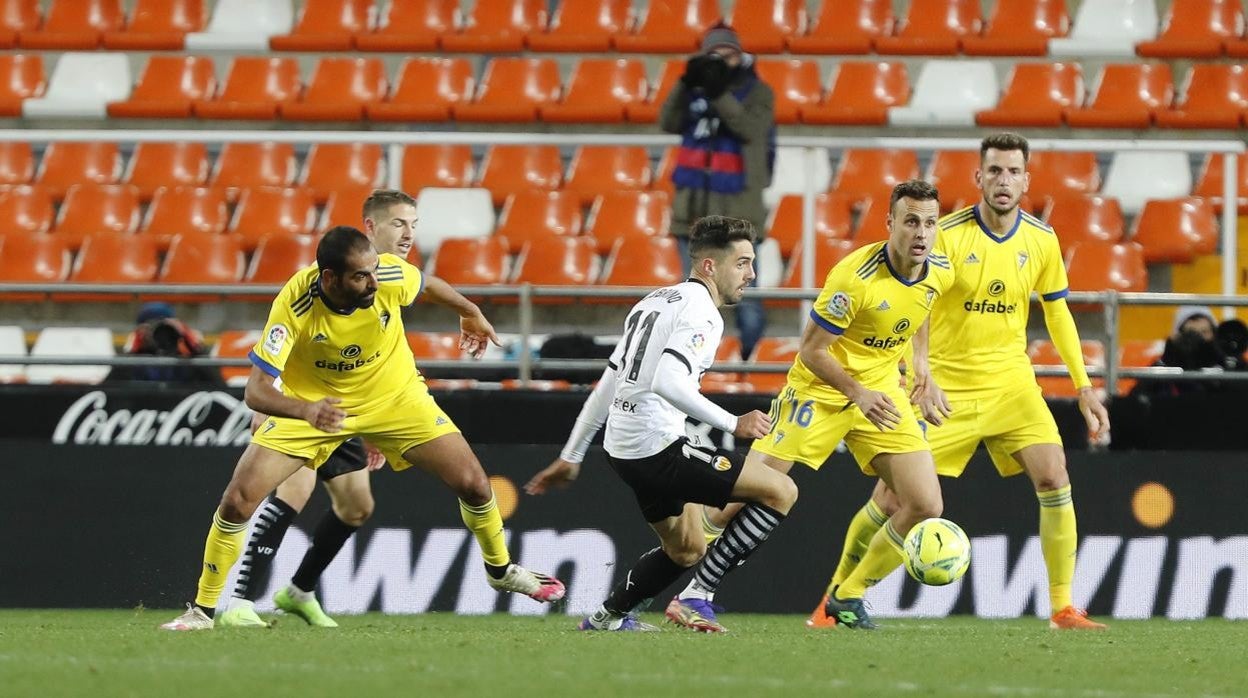 Rubén Sobrino jugó unos minutos contra el Cádiz en Mestalla.