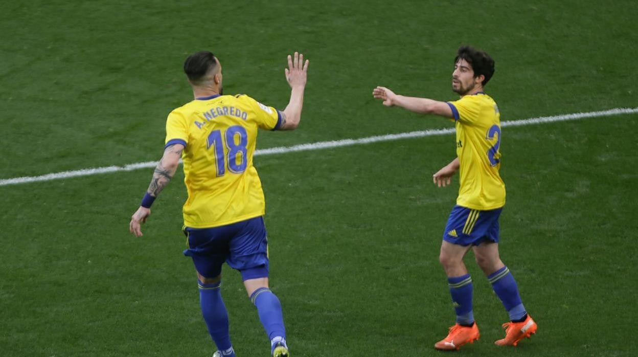 Álvaro Negredo celebra su segundo gol ante el Atlético.