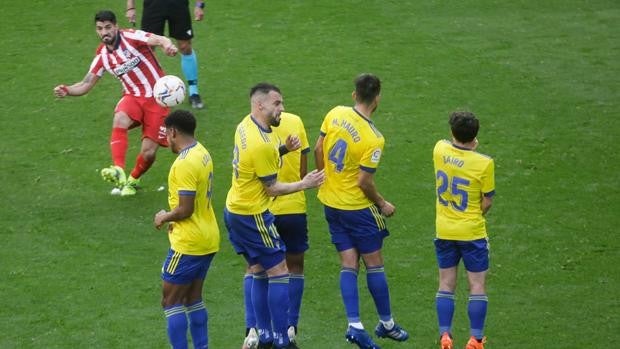 Demasiados elementos en contra ante el líder (2-4)