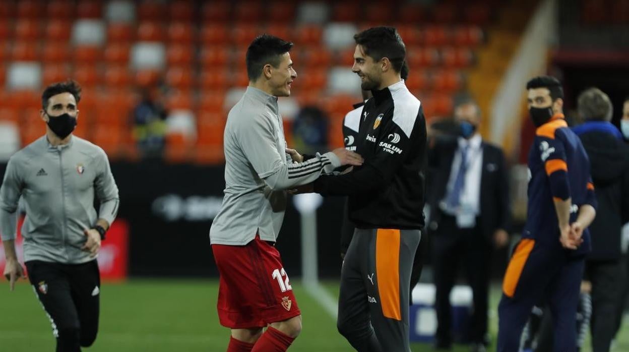 Sobrino saluda a Roncaglia antes del Valencia - Osasuna esta temporada.