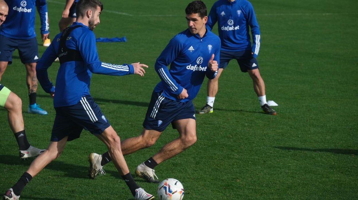 El roteño junto a Garrido en el entrenamiento del pasado miércoles.