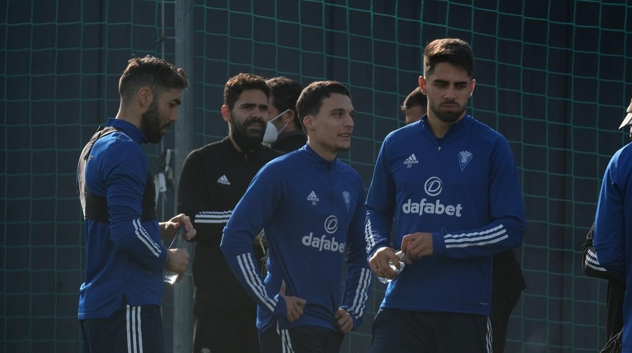 Sobrino, a la derecha, junto a Alberto Perea y Luismi Quezada, entre otros.