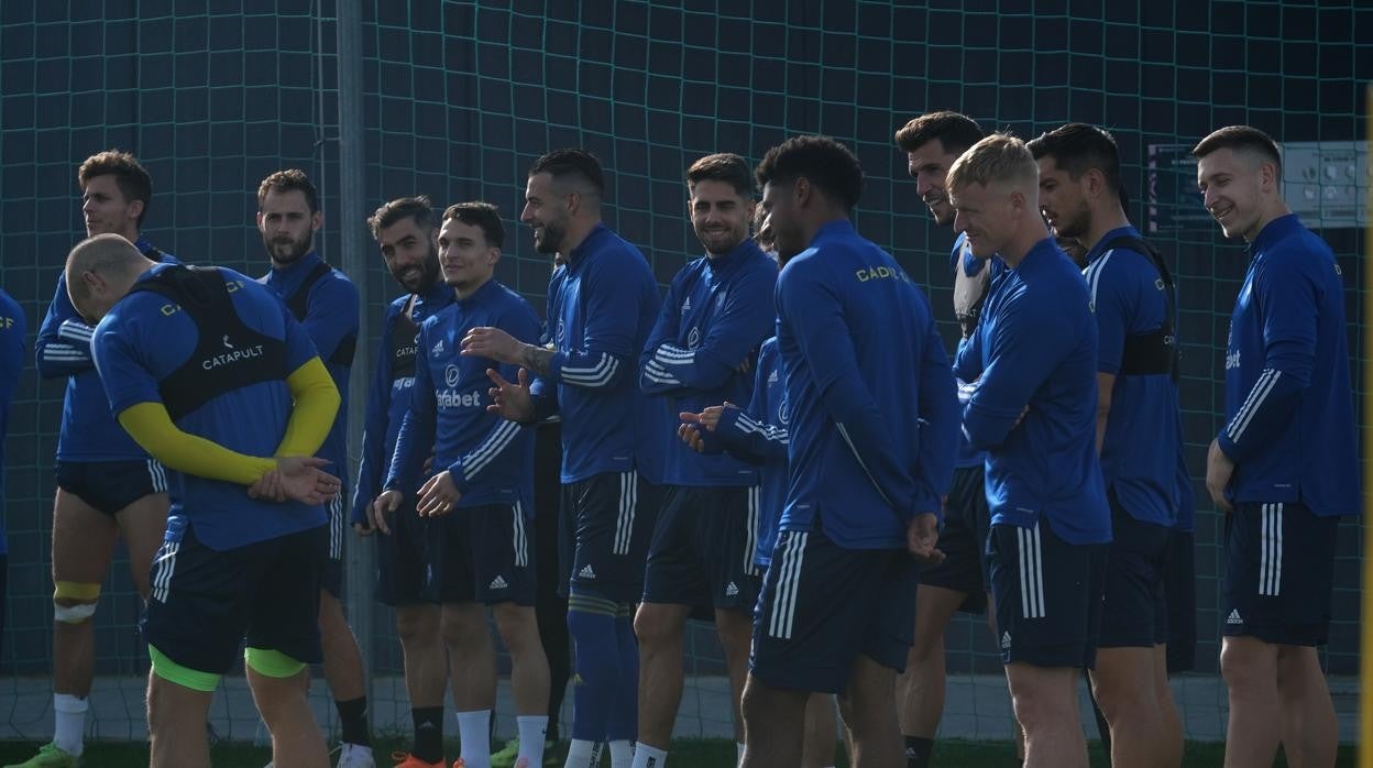 Los jugadores del Cádiz en un entrenamiento de esta semana con los refuerzos invernales incorporados.