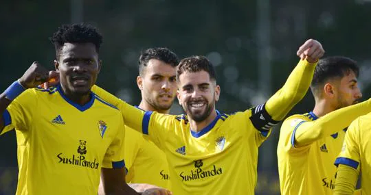 Saturday celebra su gol con el capitán Javi Pérez.