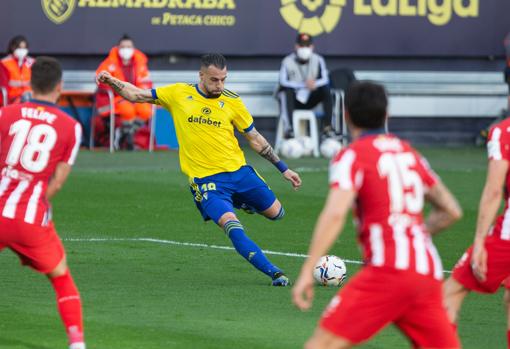 Álvaro Negredo marca el 1-1 ante el Atlético de Madrid.