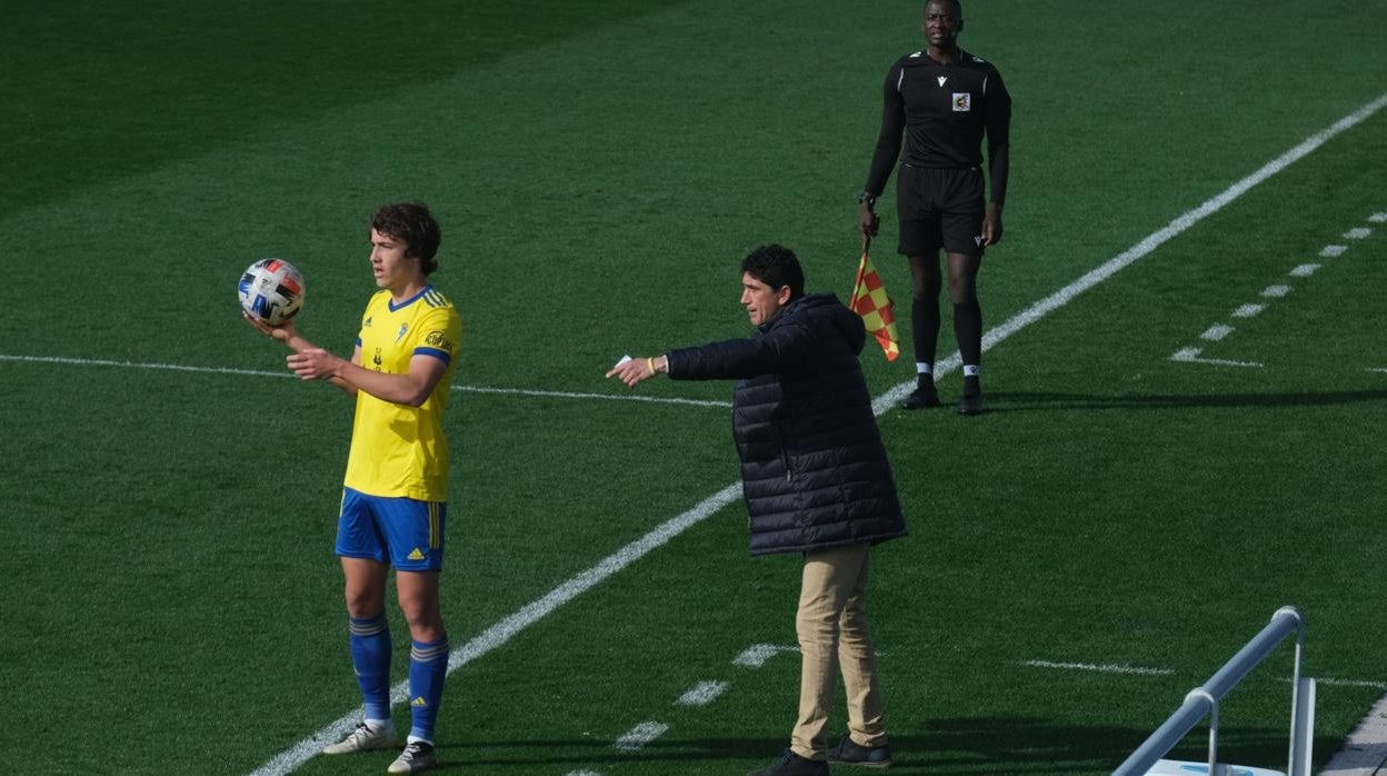 Juanma Pavón, que en la imagen da instrucciones a Marc Baró durante un encuentro, regresará a su Huelva natal con el Cádiz B.