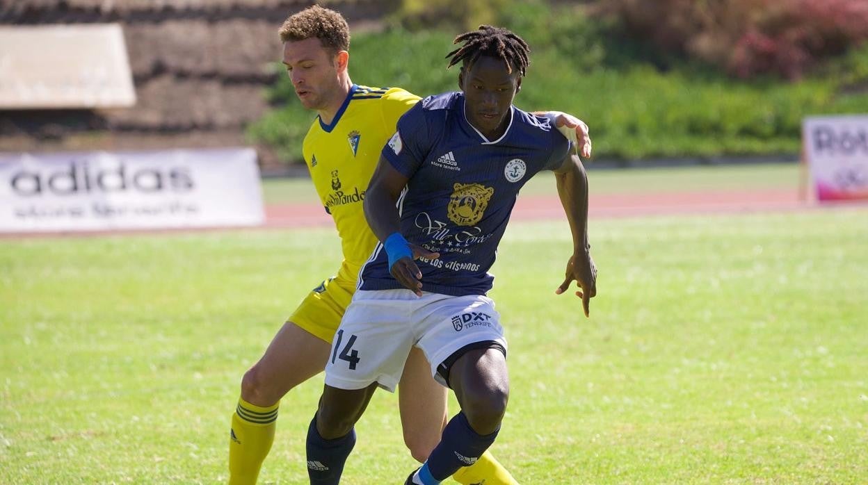 Jordi Tur pugna con N'Diaye en el CD Marino-Cádiz B.