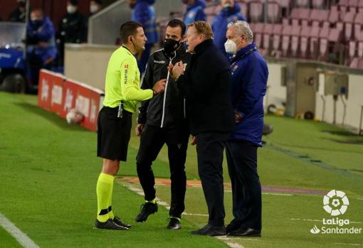 Ronald Koeman protesta una acción durante el Barça-Alavés.