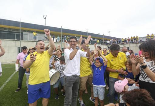 Juanma Pavón celebra el ascenso a Segunda B con el Cádiz B.