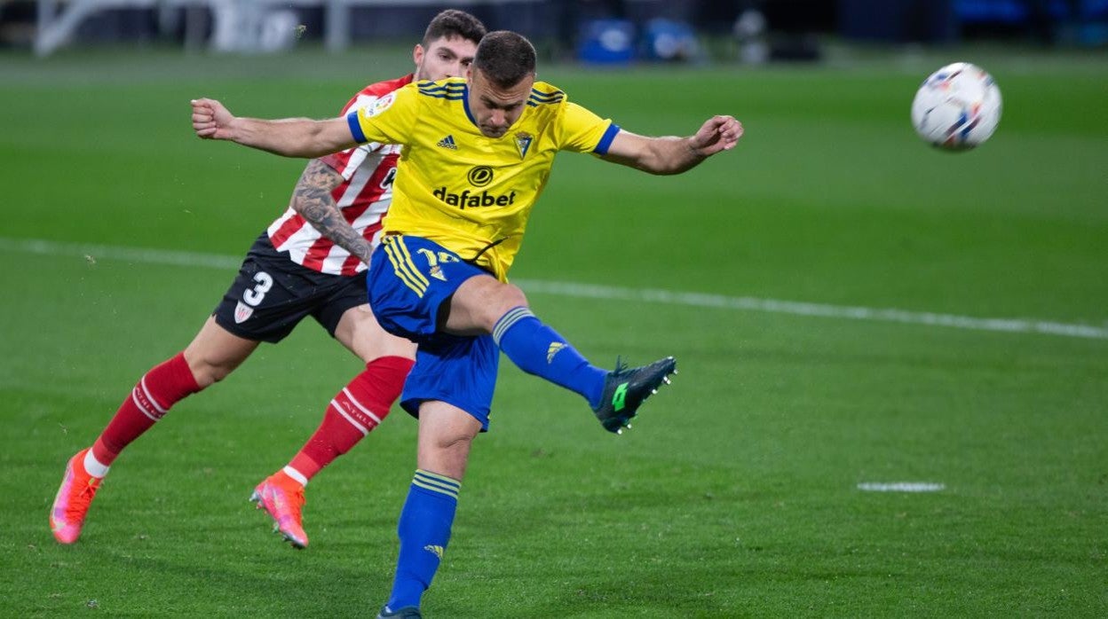 El central lebrijano despeja un balón ante el Athletic Club.