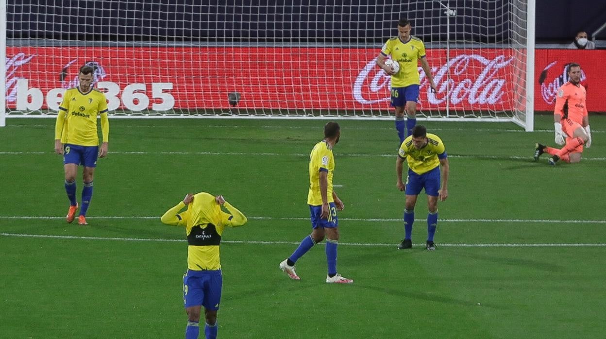 Los jugadores del Cádiz, abatidos tras uno de los goles encajados ante el Athletic.