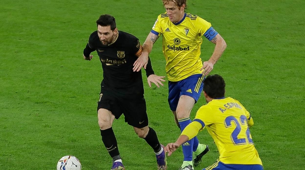 Messi ante Álex Fernández.