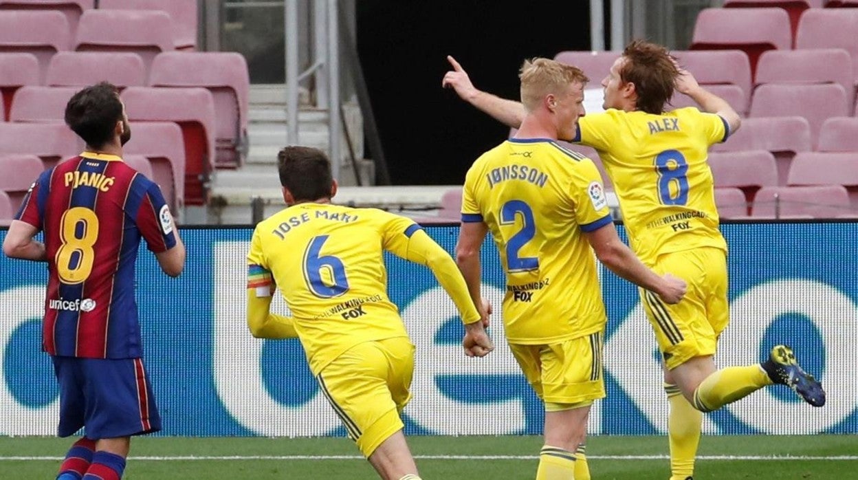 álex celebra el gol del empate.