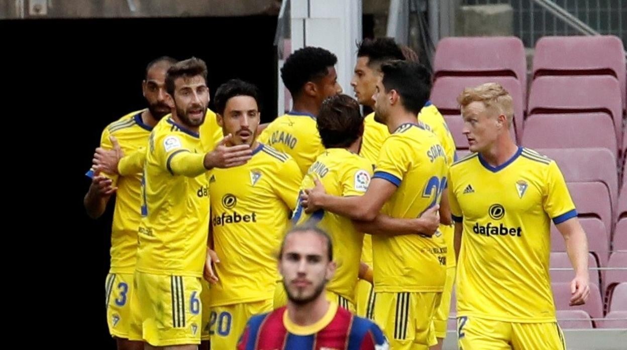 los jugadores del cádiz cf celebran el gol del empate.