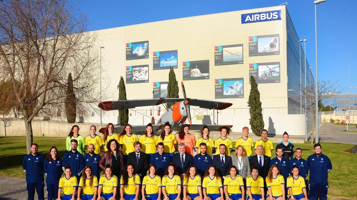 El cádiz cff se hizo la foto de familia en la factoría de airbus