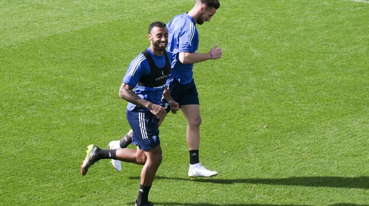 Carlos Akapo junto a Javi Navarro corriendo en la ciudad deportiva.