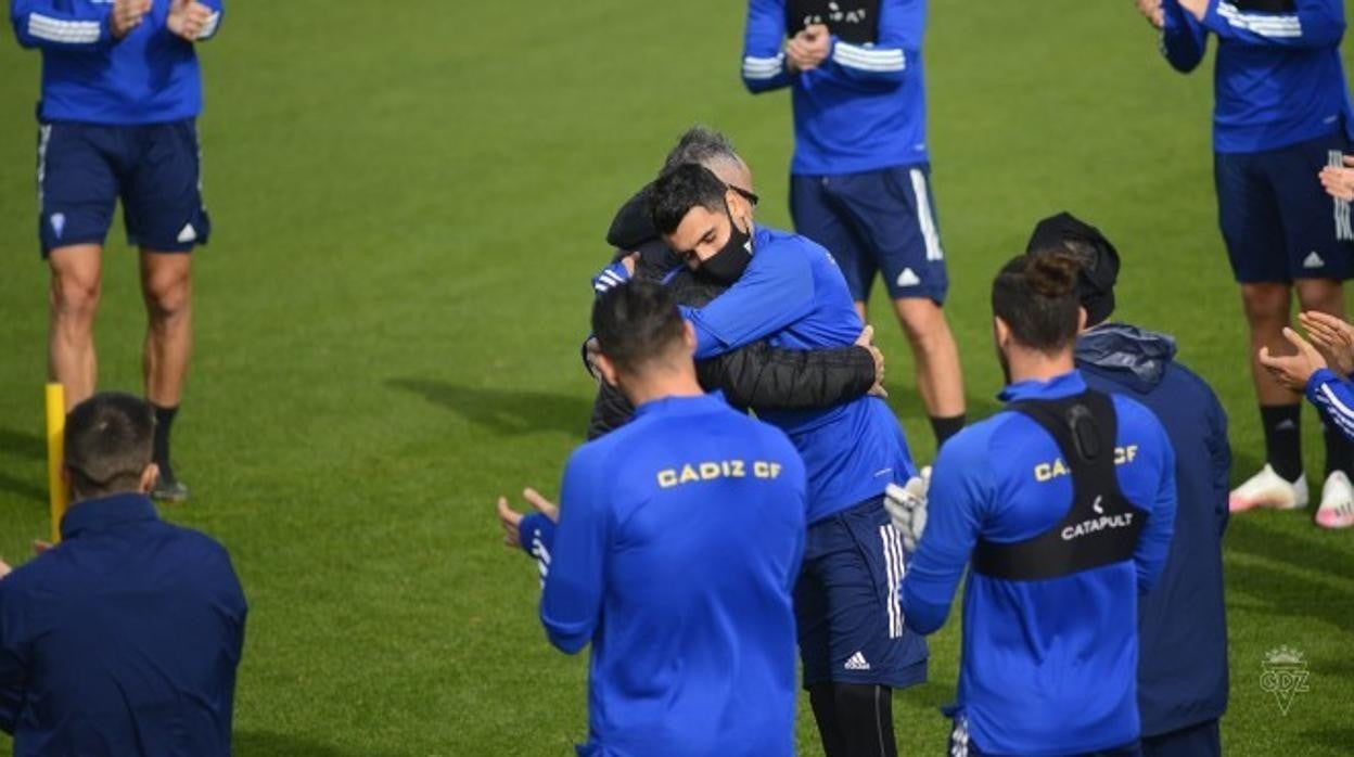 Augusto Fernández y Álvaro Cervera se funden en un abrazo en el entrenamiento del jueves.