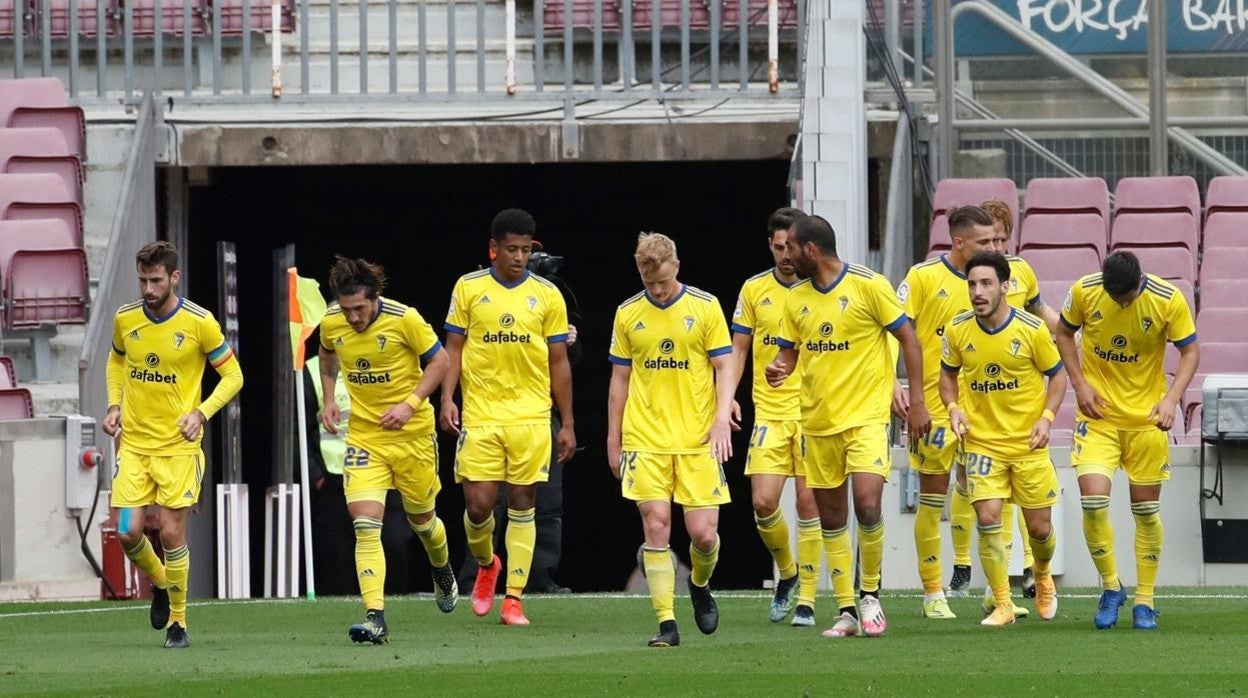 Los jugadores cadisas tras marcar ante el Barcelona