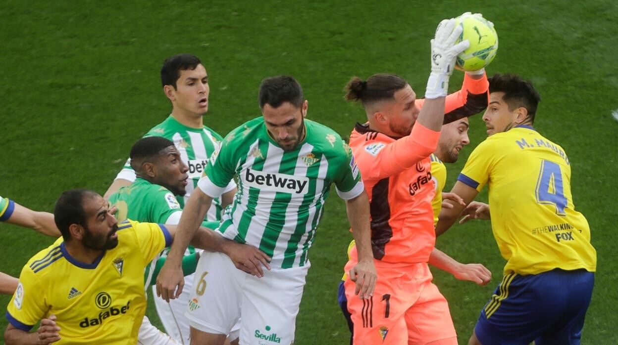 Conan Ledesma atrapa el balón en una jugada el Cádiz-Betis.