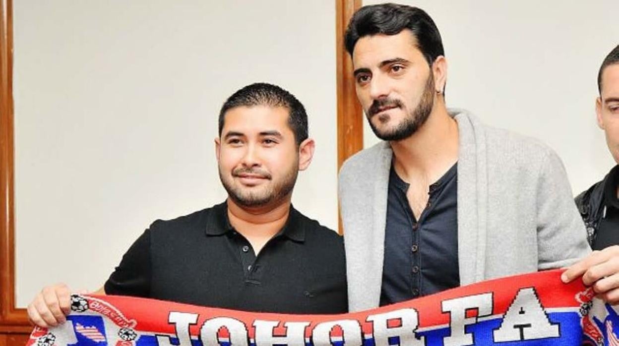 Tunku Ismail y Dani Güiza cuando el excadista firmó por el Johor FC.